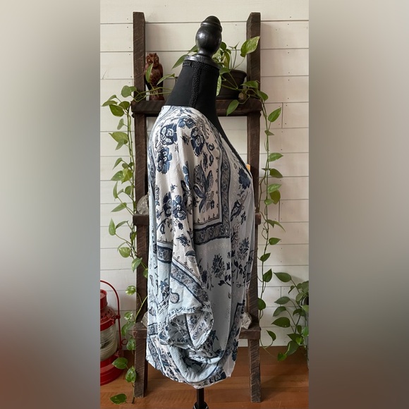 Kimchi Blue: 100% Rayon Blue Floral Mix Pattern Cardigan - Picture 10 of 17